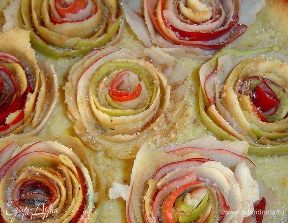 Таким образом заполняем цветами всю поверхность пирога, сверху розы посыпаем сахаром и корицей, а затем отправляем в духовку на полчаса при температуре 180 гр.