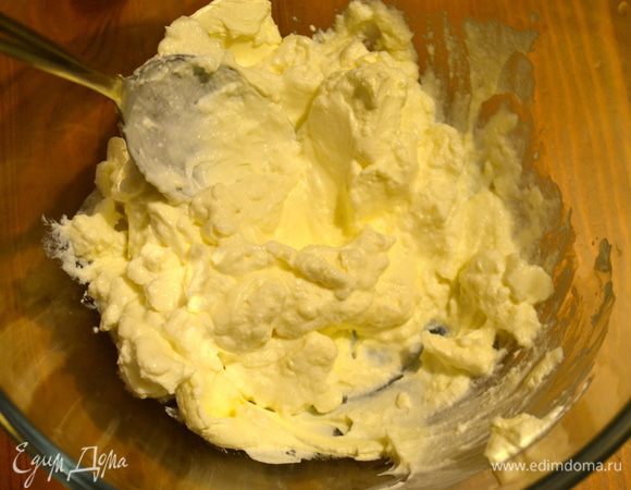 Для начинки листовой желатин замочить на несколько минут в холодной воде (до размягчения). Тем временем смешать оба вида сыра... ​