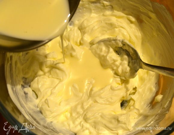 50 мл сливок немного подогреть в маленьком ковшике и добавить в сливки отжатый от лишней влаги желатин. Перемешать до полного растворения желатина. Влить смесь к сырной начинке.