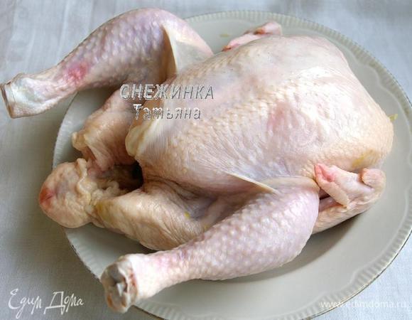 Курицу помойте, обсушите бумажным полотенцем. Посолите изнутри. Чеснок очистите, натрите на терке или пропустите через пресс, также натрите курицу изнутри и под кожей — спереди и сзади.