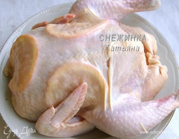 Апельсин хорошо помойте с помощью щетки, я еще обдаю кипятком, нарежьте тонкими кружочками. Три ломтика апельсина положите под кожу, остальные отправьте внутрь, скрепите отверстие зубочистками.