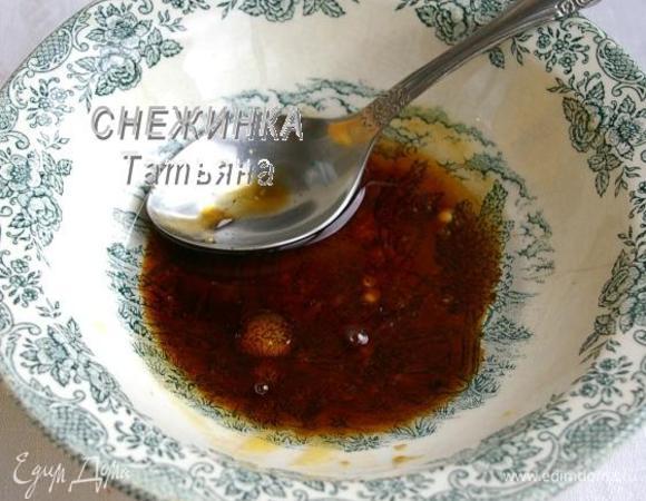 Соедините мед, соевый соус и масло.