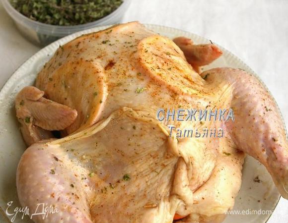 Полученной смесью смажьте курицу со всех сторон, не забывая о крылышках и ножках с внутренней стороны. Посыпьте смесью перцев и сушеным майораном.