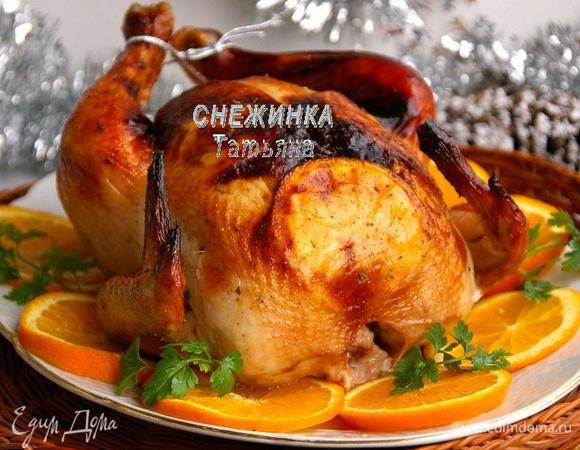 Подготовленную курицу положите на противень или в форму, слегка смазанную маслом. Поставьте в разогретую до 210°C духовку на 15 минут, затем уменьшите температуру до 180°C и запекайте еще 50 минут. Если кончики крылышек будут сильно румяниться, заверните их в фольгу.