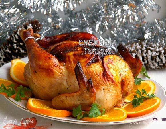 Для подачи нарежьте кружочками второй апельсин, разложите по краю блюда, в центр положите готовую курицу. Можно украсить зеленью. Приятного аппетита!