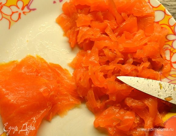 Слабосоленую семгу мелко нарезать. 