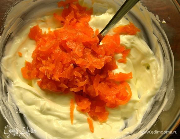 Добавить к начинке и перемешать.