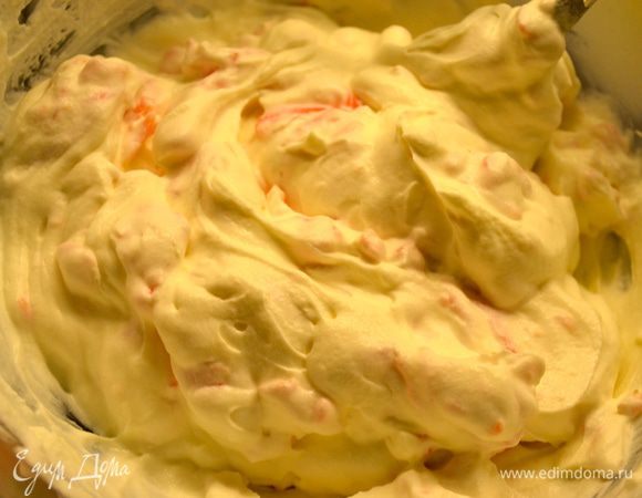 Оставшиеся сливки взбить в пышную массу и добавить к начинке. Перемешать все очень осторожно, чтобы масса не опала! В случае необходимости подсолить начинку. Мне не понадобилась дополнительная соль (помимо той, что содержалась в рыбе! Вкус был очен деликатный...)