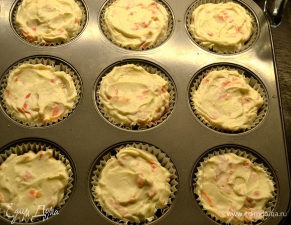 Поставить чизкейки в холодильник минимум на 2 часа.
