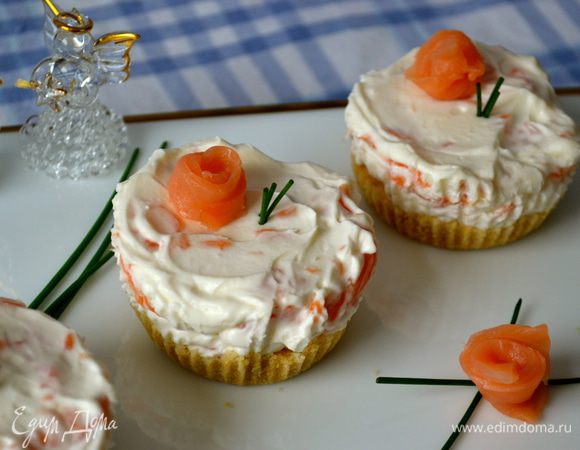 А перед подачей на стол достать из формочек наши чизкейки и украсить "розочками" из полосочек слабосоленой семги и веточками укропа. У меня вместо укропа зеленый лучок...