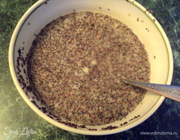 С мака слить лишнюю жидкость и растереть в ступке. Добавить 2 ст. ложки сахара, манку и яйцо, хорошо перемещать.