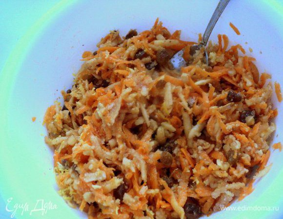 Тыкву и яблоки почистить от кожицы и натереть на терке. Добавить 3 ст. ложки сахара, измельченные орехи и изюм, цедру лимона, перемешать.