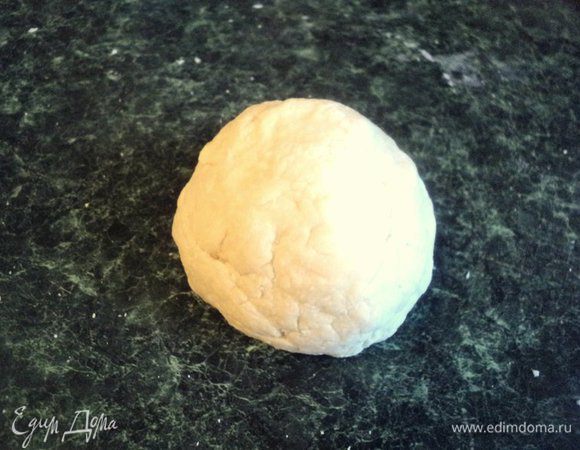 Из муки, одного яйца, воды и соли замесить пельменное тесто. Завернуть в пищевую пленку и оставить на 20 минут отдохнуть.