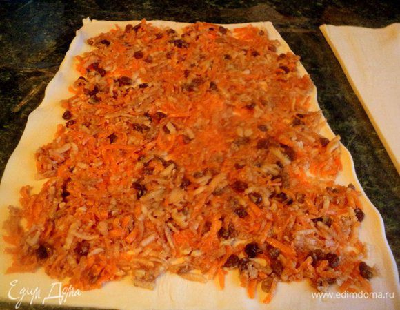 На больший пласт теста выложить начинку из яблок и тыквы и скатать рулетом.