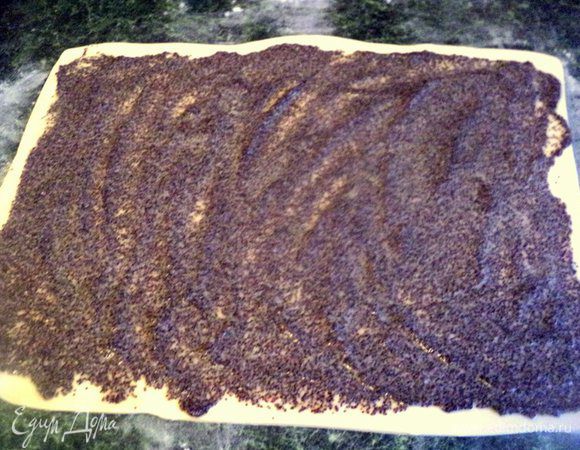 Меньшую часть раскатать в пласт толщиной 3 мм и смазать маковой начинкой. Скатать рулетом.