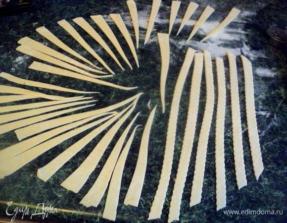 Пельменное тесто раскатать в пласт толщиной 1-2 мм и вырезать детали уздечки и пряди гривы. Мне для этого понадобилась только треть пельменного теста.