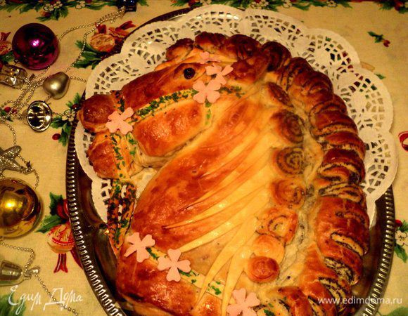 Готовый пирог смазать сливочным маслом. Я еще украсила цветочками из мастики. Приятного аппетита!