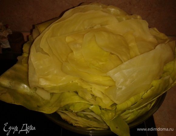 Чуть-чуть подержать в  кипящей воде (это необходимо для того, чтобы капуста стала мягче), воду слить.