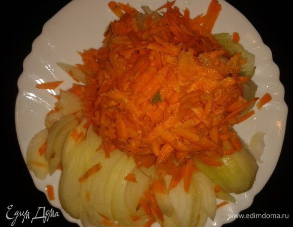 Натереть на терке морковь, лук порезать.
