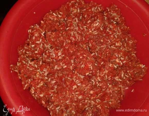 Из мяса сделать фарш и добавить рис, соль, перец, чеснок.