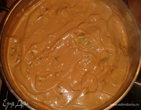 В это время сделайте соус из сметаны и томатной пасты, через 30 минут, добавьте его в кастрюлю.