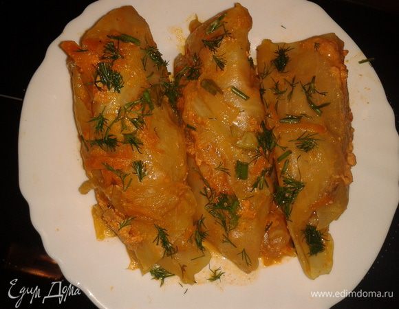 Голубцы можно украсить зеленым луком и укропом.