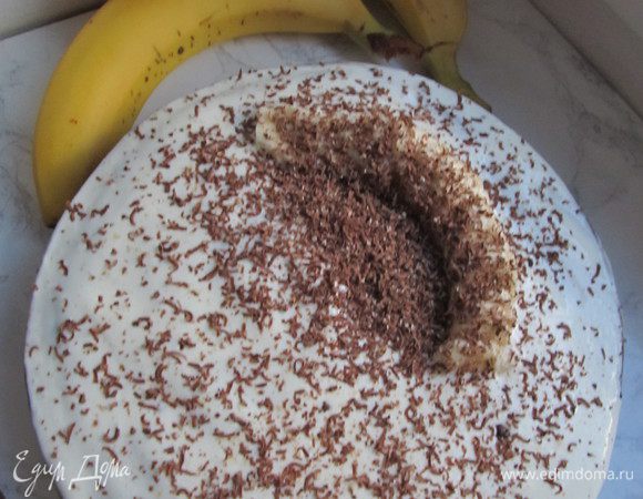 На водяной бане растапливаем масло с шоколадом.
 Взбиваем миксером яйца, 1 ст. сахара, какао.