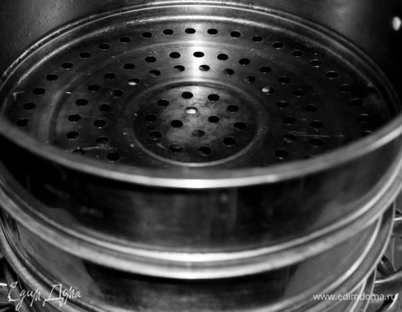 для этого блюда нам понадобятся:

старый добрый манты-каскан,в народе именуемый "мантышницей"

обычная кастрюля для отваривания капустных листьев

нож,острый,почти ровесник,ну и руки,мои...:)