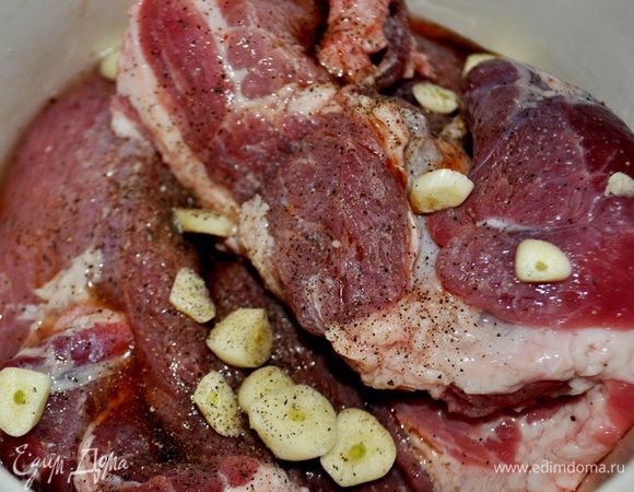 Отварить капустные листья до полуготовности,срезать прожилки,отложить листья остывать.
Пока варятся листья замариновать мясо,предварительно вымыв, полив его лимонным соком,соевым соусом,чеснок очистить,нарезать пластинами,добавить к мясу,посолить,поперчить,помешатьубрать в холодильник на час.