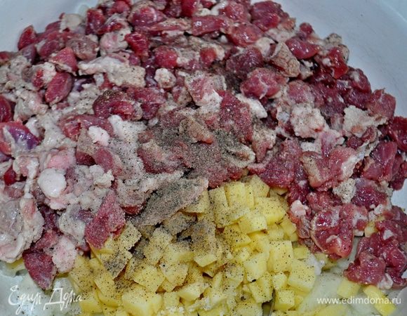 Лук и картофель очистить,нарезать мелкими кубиками.
Замаринованное мясо достать,промокнуть от маринада и нарезать кубиками,добавить к мясу лук и картофель,приправить по вкусу солью и перцем,хорошо перемешать.