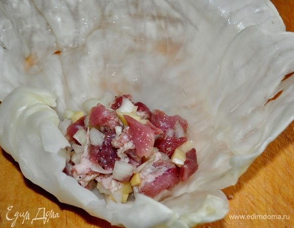 На капустный лист положить ложку начинки,завернуть конвертом(как голубцы)