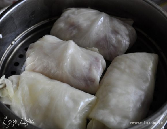 Круги мантышницы смазать раст.маслом и выложить по 4 конвертика на круг.

Поставить круги на кастрюлю с кипящей водой и готовить на пару 50-60 минут.