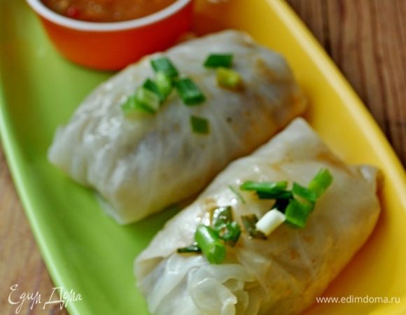 Подавать посыпав зелёным луком со сметаной или любым острым или соевым соусом.

Приятного аппетита!!!

P.S. Блюдо получилось не обычайно сочным,нежные капустные листья прекрасно сочетались со свининой и картофелем,по запаху напоминали манты,а по вкусу...не описать,пробовать нужно, ну очень вкусно!!! У меня получилось 16 конвертов,не маленьких,таких хороших,сейчас в мантышнице осталось 2 штуки!!!!