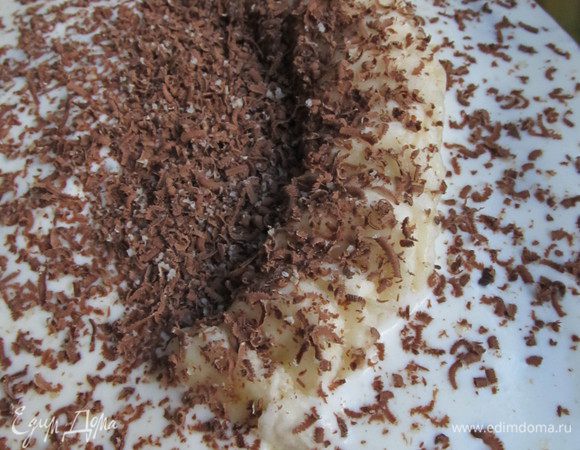 Взбиваем крем (0,5 л сметаны+0,5 ст. сахара).
Готовый пирог разрезаем на 2 части.
Одну часть промазываем половиной крема и кладем нарезанный кусочками 1,5 банана, вторую часть промазываем кремом и украшаем оставшейся половиной банана и шоколадом!
