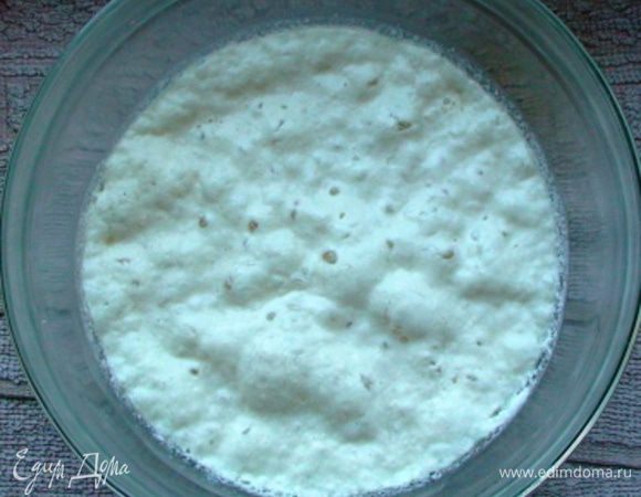 В теплом молоке развести дрожжи с сахаром. Накрыть полотенцем, оставить на 10 мин. бродить в теплом месте.