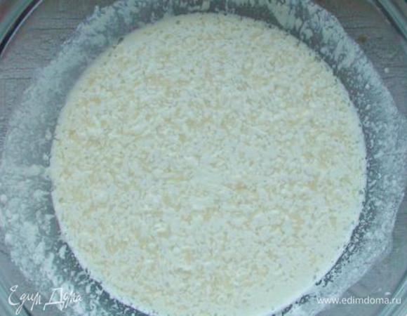 Добавить во вспенившиеся дрожжи немного взбитое с солью яйцо и натертый на терке маргарин, перемешать.