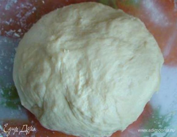 Постепенно всыпать 450 г муки. Вымесить тесто.