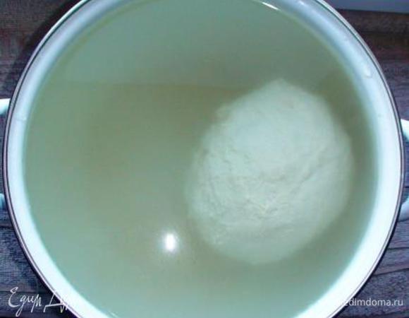 В глубокую кастрюлю набрать холодной воды и опустить туда тесто – пусть утонет. Многие помещают тесто в кулек, но по классике жанра не надо.