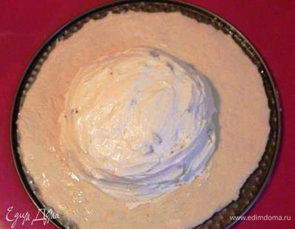 Сформировать пирог. Для чего часть теста раскатать в круг и выложить в смазанную маслом форму. Посередине выложить начинку.