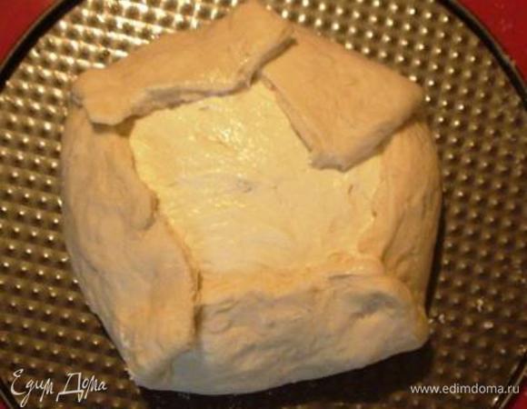 Края теста завернуть на начинку.