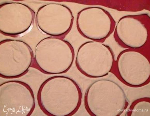 Оставшееся тесто раскатать и с помощью блюдца выдавить кружочки (это будут лепестки розы).