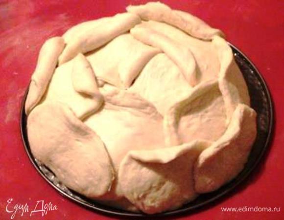 3 лепестка выложить сверху на начинку. Затем выкладывать лепестки по кругу, накладывая друг на друга и заворачивая кончики.