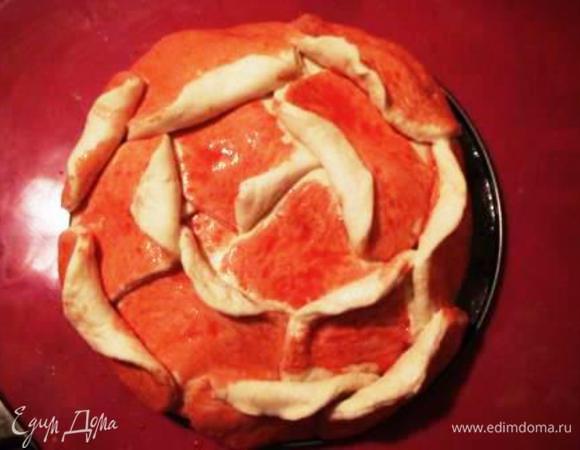 Весь пирог, кроме загнутых кончиков, смазать желтком с разведенным в нем красителем.