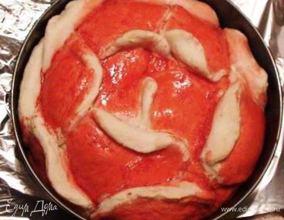 Выпекать в разогретой до 200 градусов духовке до чуть легкого зарумянивания кончиков лепестков, затем достать, еще раз смазать желтком с красителем, накрыть форму фольгой и отправить в духовку до готовности.