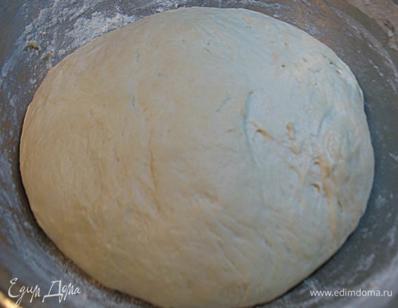 Приготовить тесто по рецепту  http://www.edimdoma.ru/retsepty/39690-pirog-s-kuritsey.  Разделить его на равные кусочки примерно грамм по 50-60. 