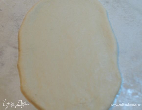 Раскатать кусочек овальной формой. 