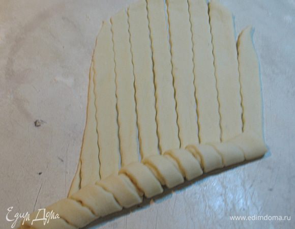 Скрутить разрезанный, раскатанный кусочек под углом к разрезам. 