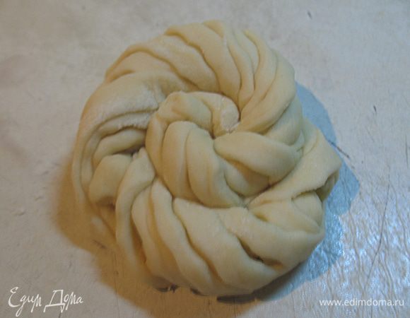 Из свернутой трубочки сформировать булочку. 