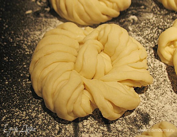 Сформированные булочки переложить на противень,  дать подняться, смазать желтком и посыпать кунжутом. 