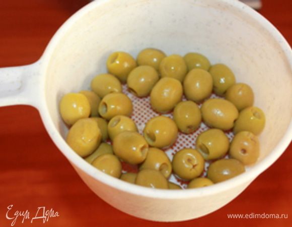 Оливки можно оставить цельными или разрезать на две половинки. 